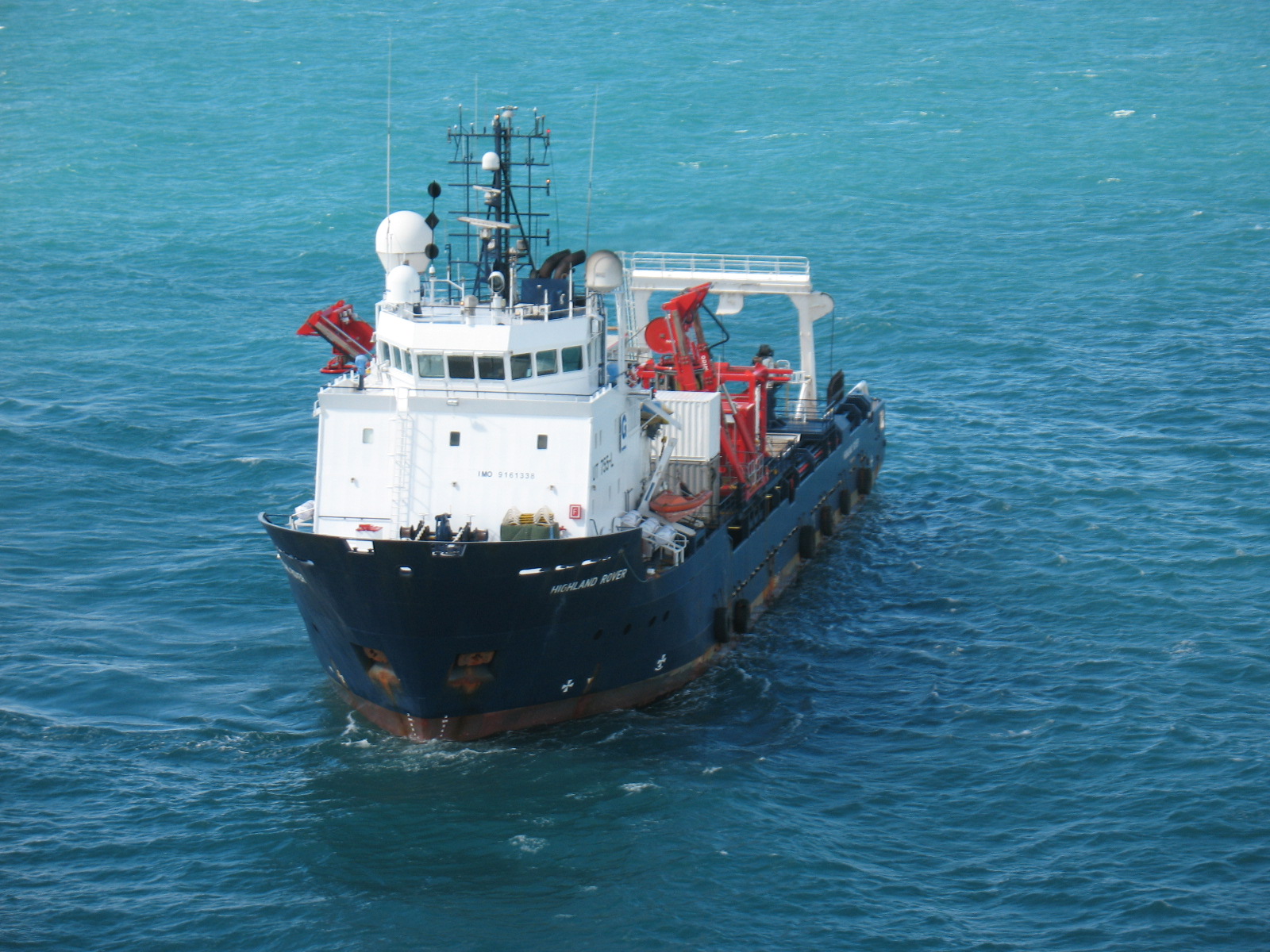 Buque de apoyo offshore navegando durante una operacion marina